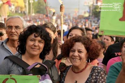 Berta Cáceres y Karla Lara en una manifestación
